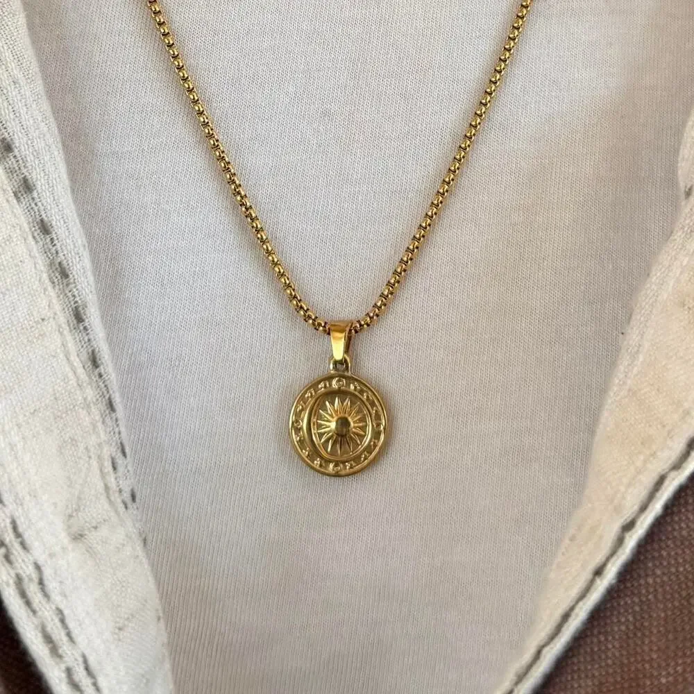 Y2k 2000s circular gold sun